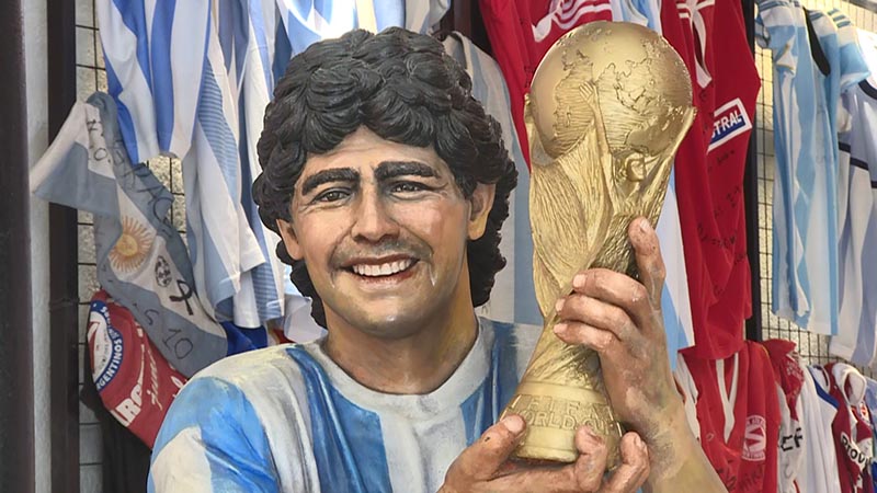 Santuario de Maradona en club Argentinos recibe visitas de fanáticos