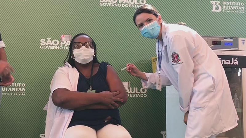 Enfermera recibe vacuna china de Sinovac contra COVID-19, es primera persona vacunada en Brasil