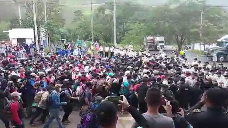 Fuerzas de seguridad guatemaltecas se enfrentan con gases a migrantes hondureños