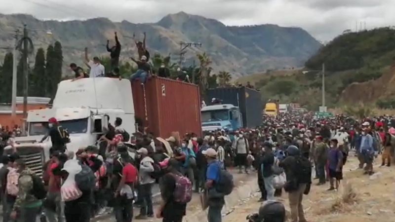 Policía y Ejército de Guatemala dispersan a migrantes hondureños concentrados en Chiquimula