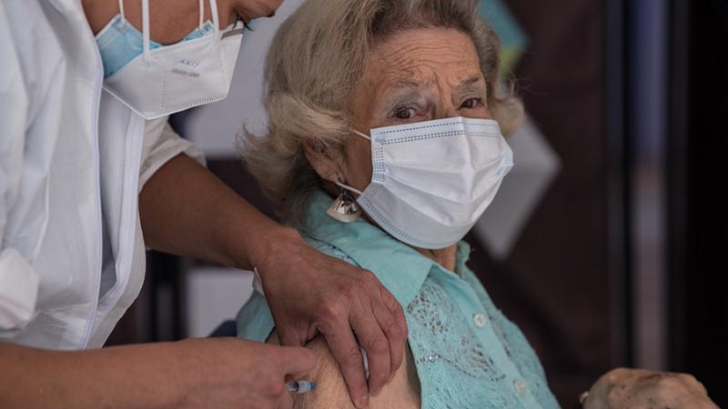 ESPECIAL: Chile inocula a adultos mayores de 90 años con vacuna china CoronaVac contra COVID-19