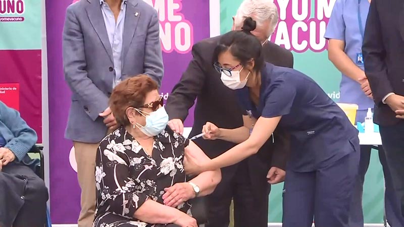Más de 140.000 personas fueron inoculadas contra la COVID-19 en Chile en primer día de vacunación