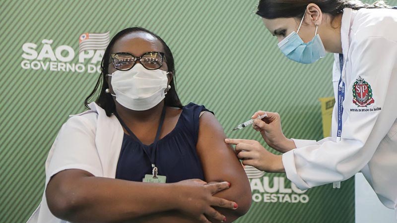 ESPECIAL: Primeras vacunadas con CoronaVac en Brasil transmiten mensaje a favor de la salud pública