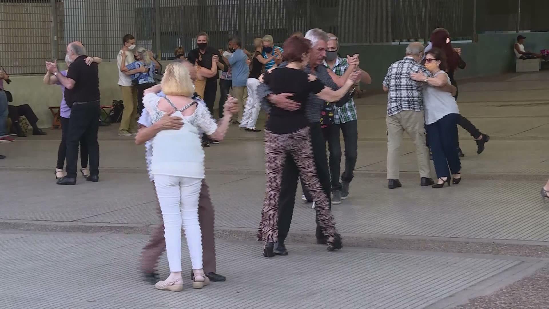 Tango al aire libre, alternativa de aficionados en Buenos Aires durante pandemia