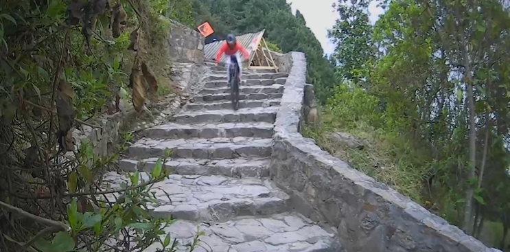 Realizan carrera de  "downhill urbano"  más larga del mundo en cerro tutelar de Monserrate de Bogotá