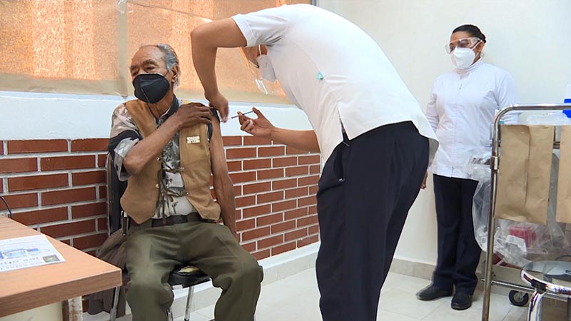 México inicia vacunación de adultos mayores en municipios de alta marginación