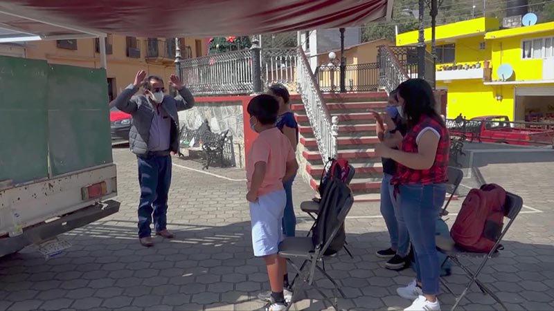 Maestro mexicano lleva clases a niños de la sierra de Querétaro en su camioneta