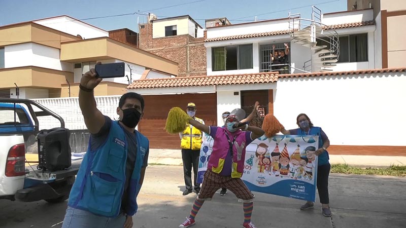 Sobrellevan confinamiento en Perú con cantos a personas que cumplen años