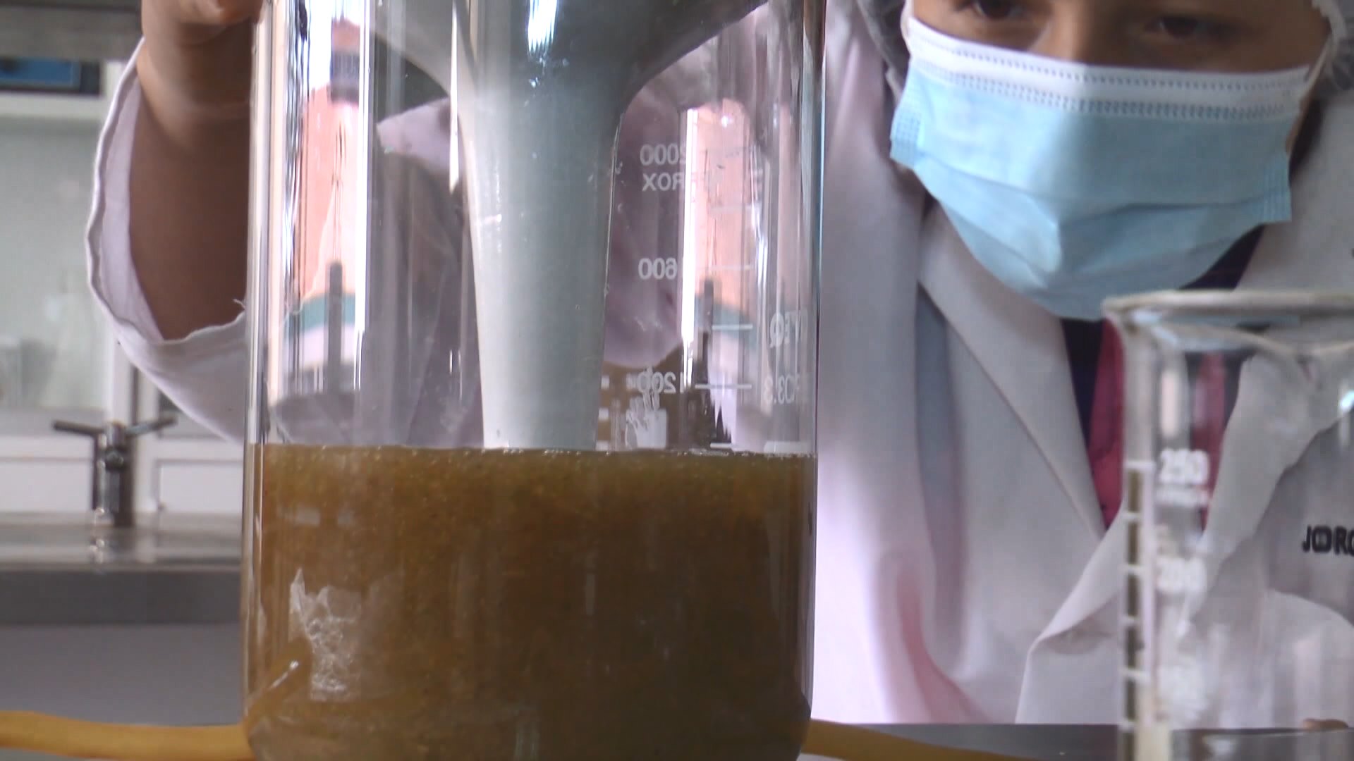 Jóvenes universitarios crean gel orgánico para los rarámuris