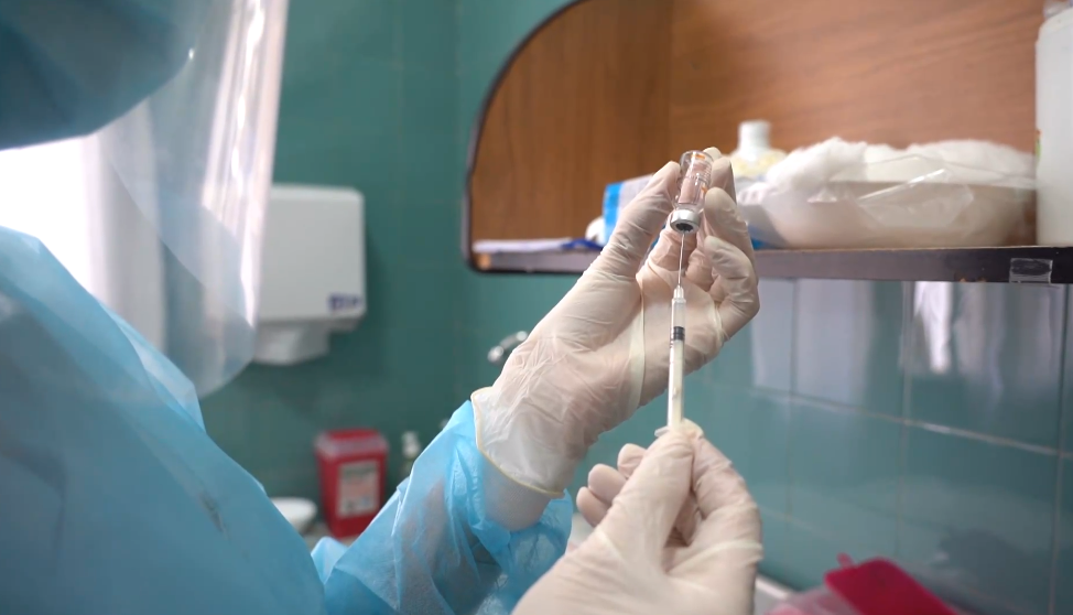 Uruguay comienza vacunación con Sinovac de China