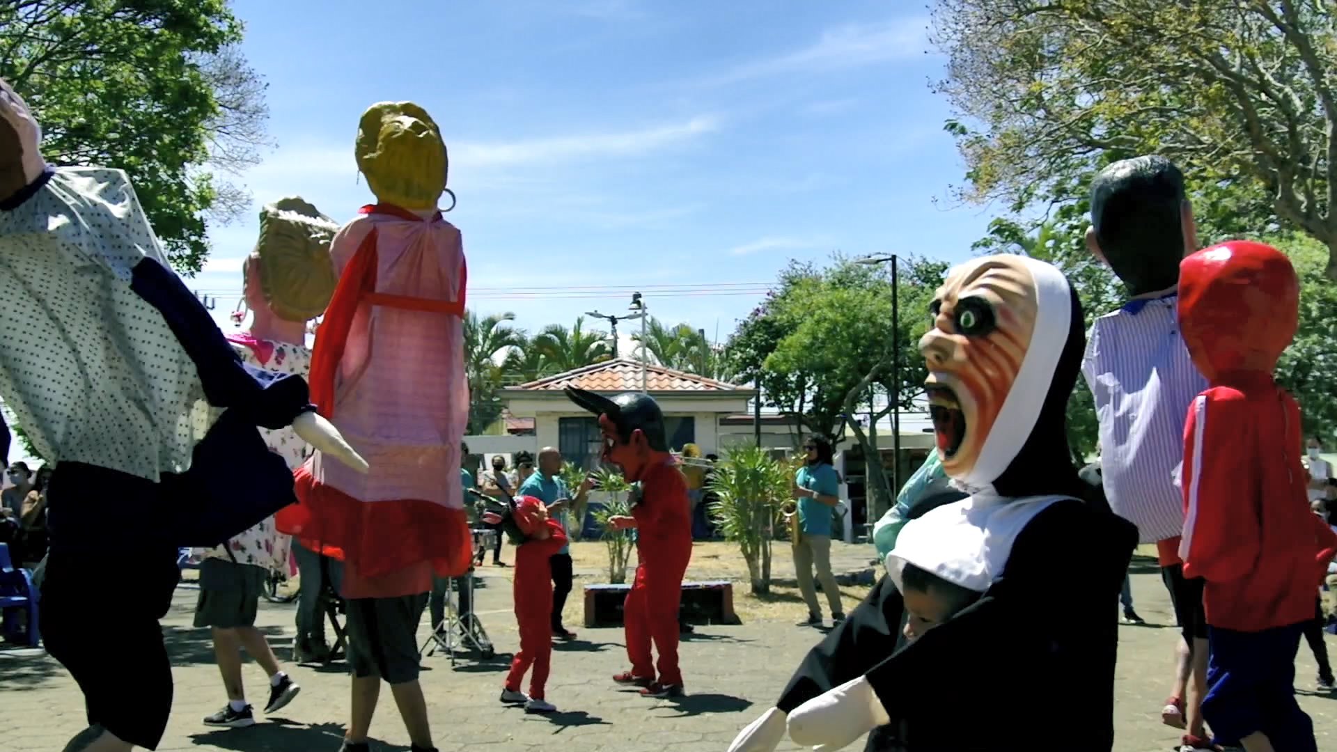 Cimarronas y mascaradas reaparecen en Costa Rica