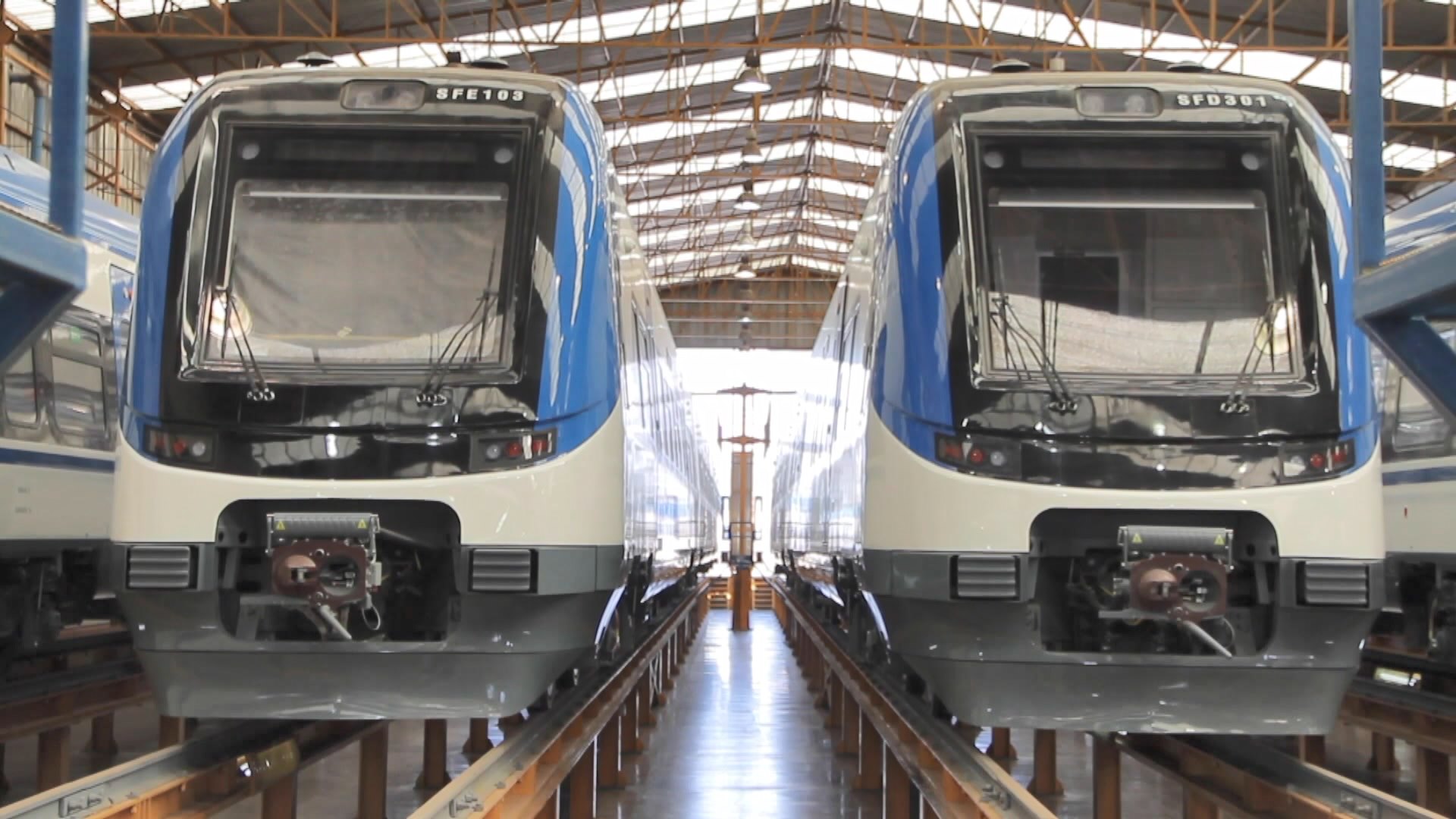 Gobierno chileno presenta 15 trenes de fabricación china con que busca reactivar servicio de ferrocarril