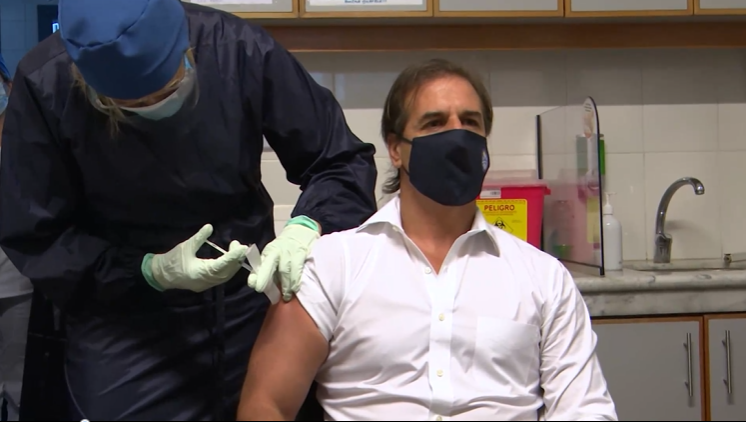 Presidente uruguayo recibe primera dosis de vacuna Sinovac