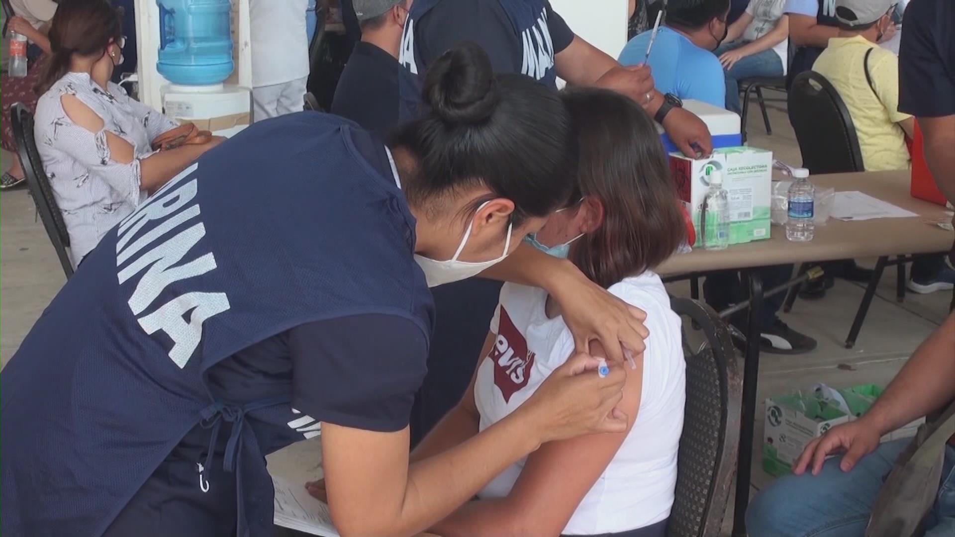 México inicia inmunización de maestros contra COVID-19 con vacunas de Cansino