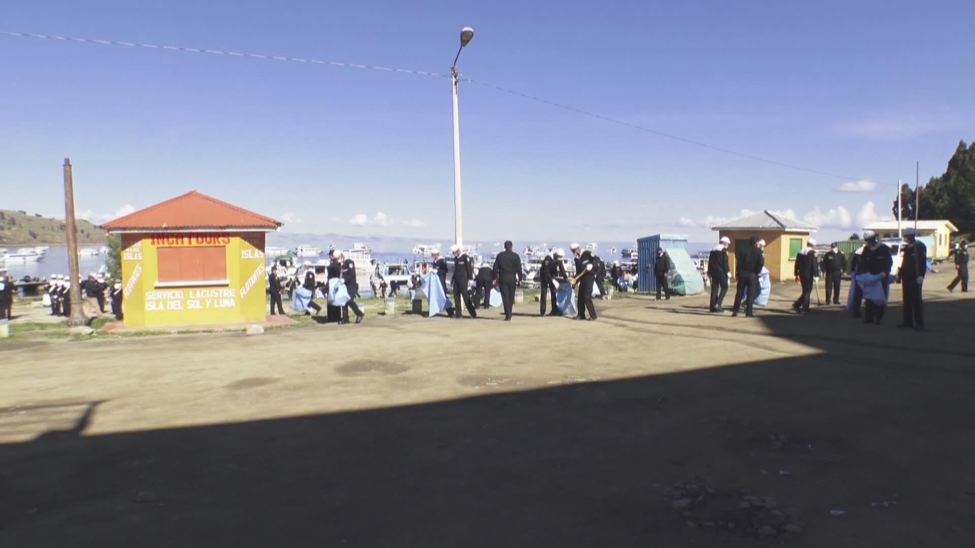 Limpian lago Titicaca en Bolivia durante el Día de la Tierra