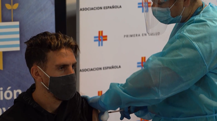 Comienza inmunización de futbolistas uruguayos con vacuna de Sinovac de China