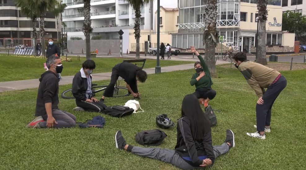 Peruanos disfrutan de  "L' Impassé"  en parques de Lima