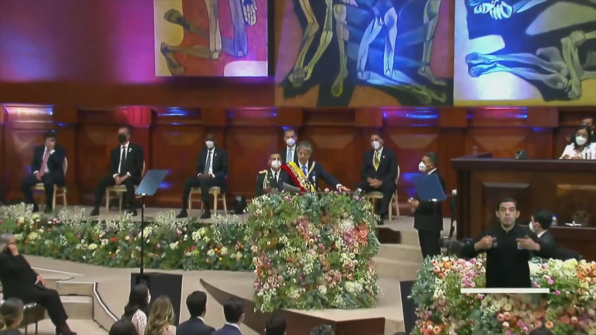 Ex banquero Guillermo Lasso jura como presidente de Ecuador