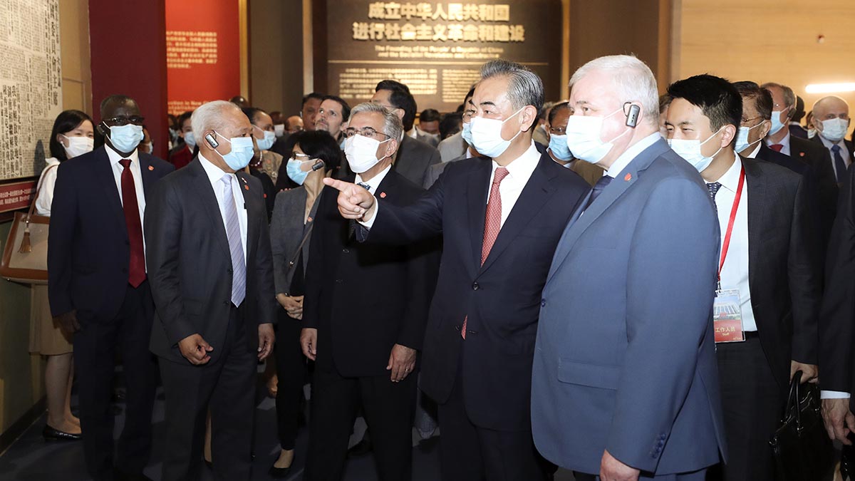 Diplomáticos visitan Museo del PCCh junto a ministro chino de Relaciones Exteriores