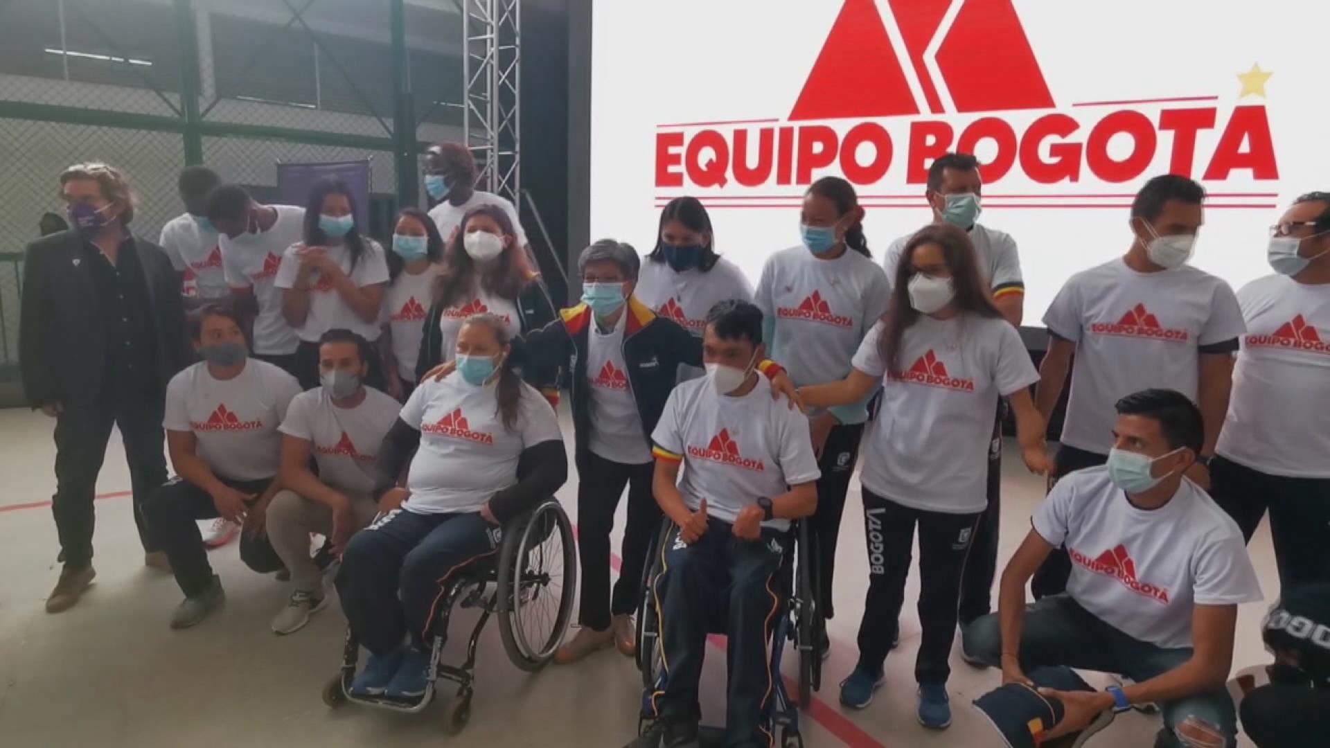 Alcaldesa de Bogota entrega bandera de la ciudad a deportistas que competirán en Tokio 2021