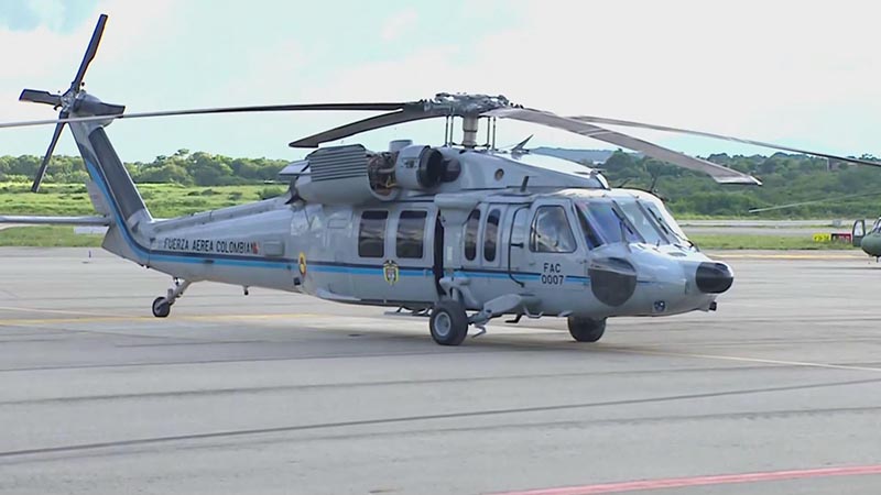 Presidente colombiano sale ileso tras ataque a helicóptero donde viajaba