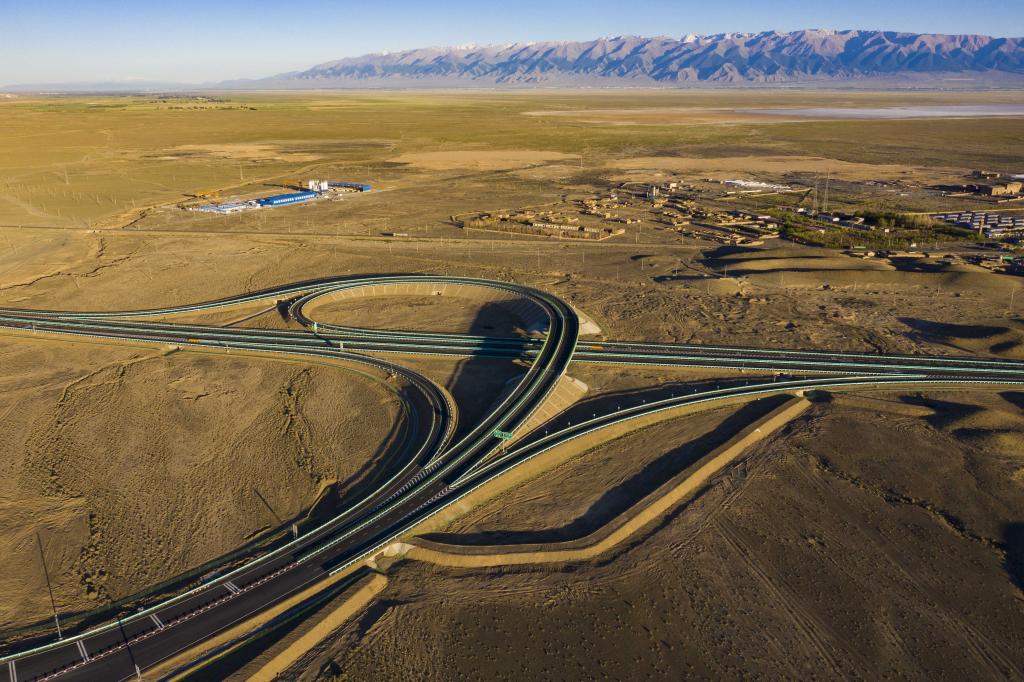 Autopista más larga del mundo que cruza el desierto entra en plena operación