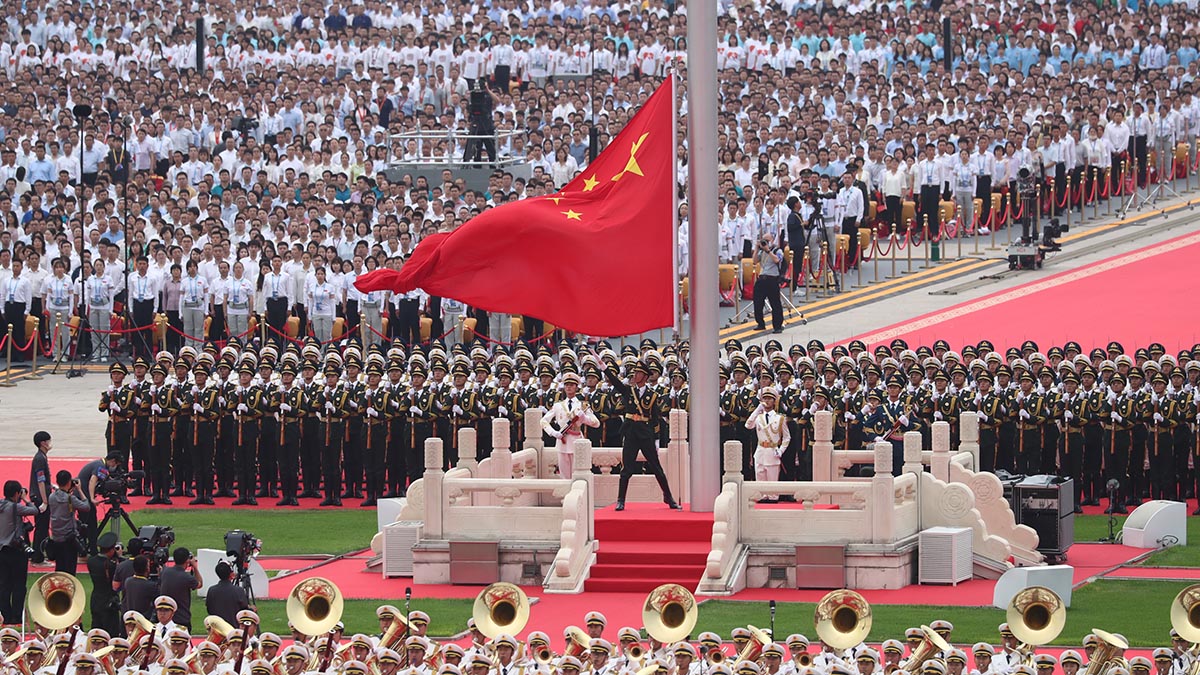 Celebran ceremonia de izada de bandera en Plaza de Tian'anmen durante ceremonia del centenario del PCCh