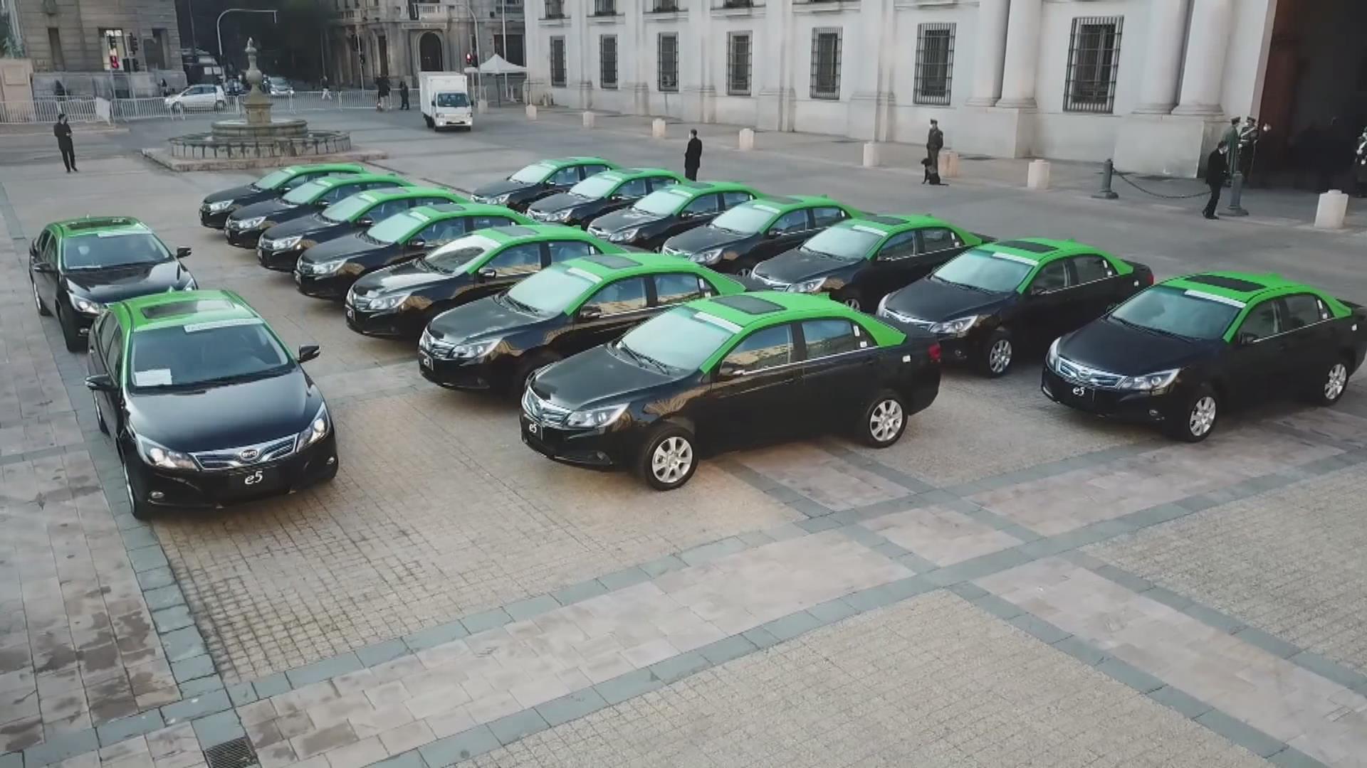 Chile entrega primeros 50 taxis eléctricos chinos que circularán en capital