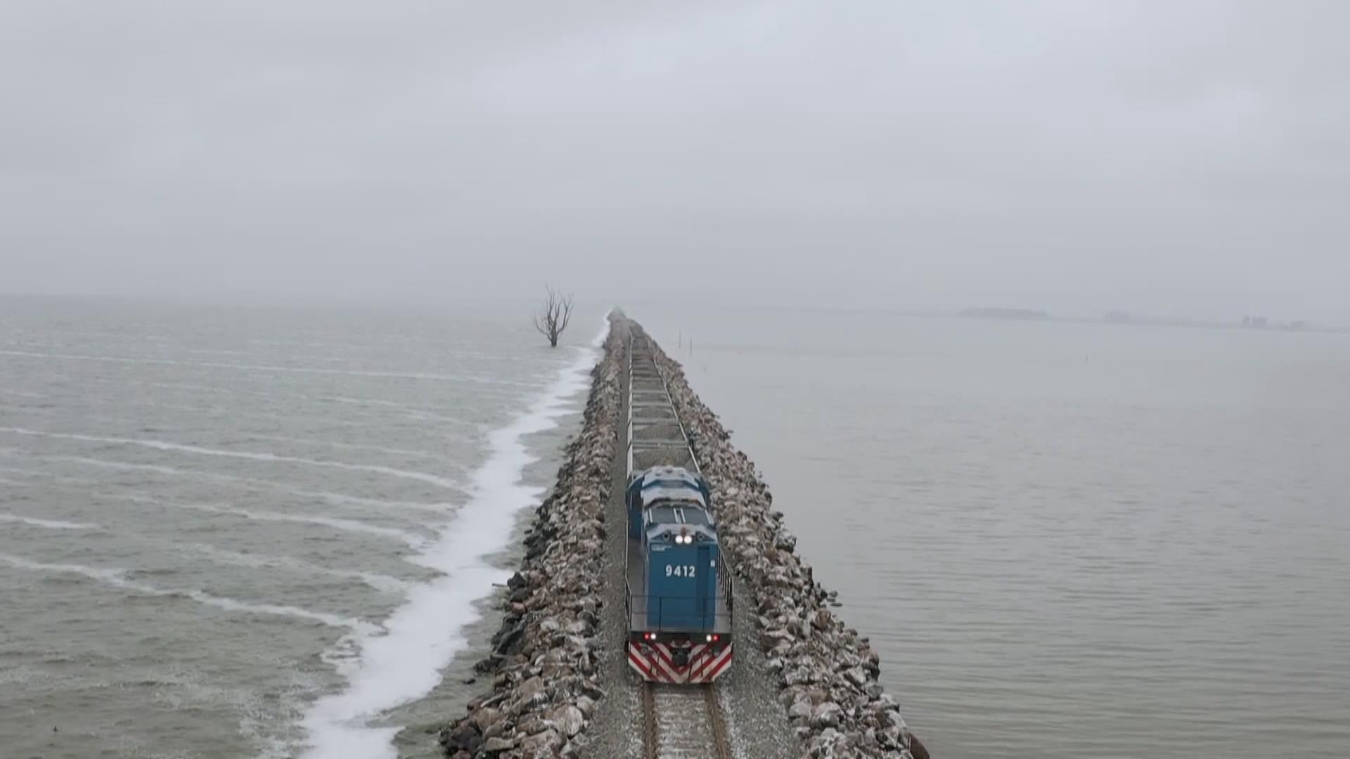 Argentina restituye importante tramo ferroviario sobre laguna "La Picasa"