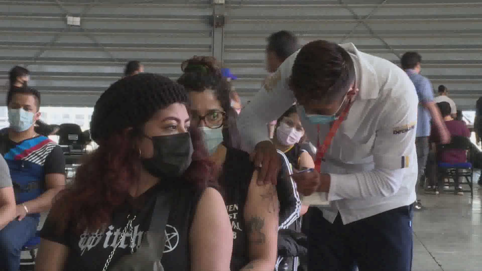 Jóvenes mexicanos reciben vacuna china Sinovac