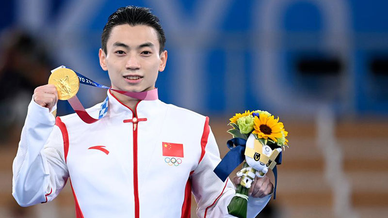 Tokio 2020: Gimnasta chino Zou Jingyuan gana oro en barras paralelas