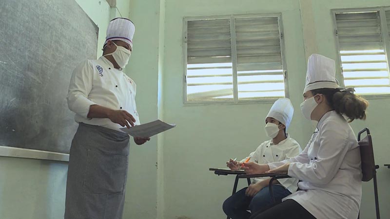 Chef cubano lidera escuela de cocina criolla para niños y adolescentes