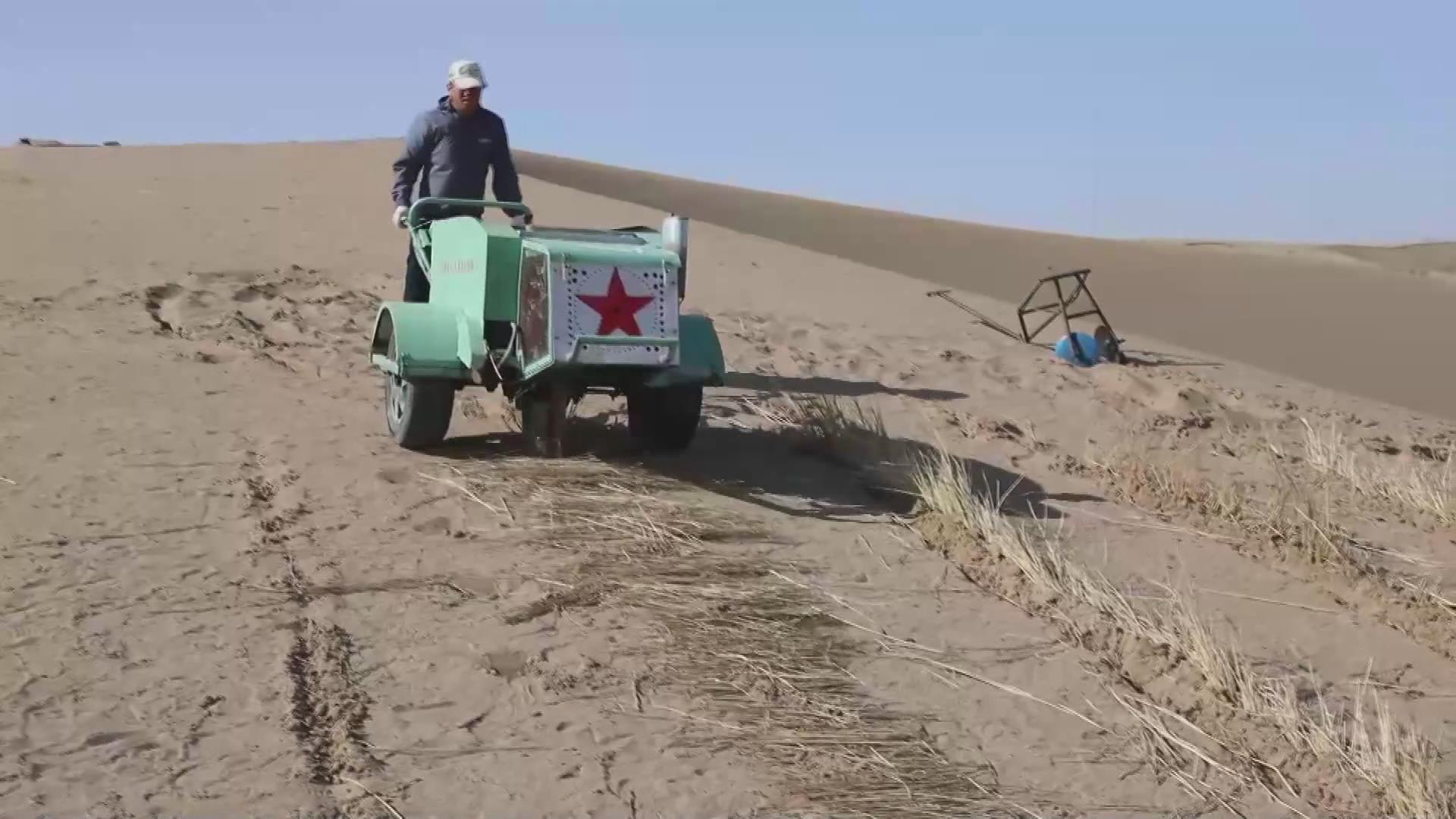 Agricultores chinos utilizan una nueva máquina para controlar el desierto