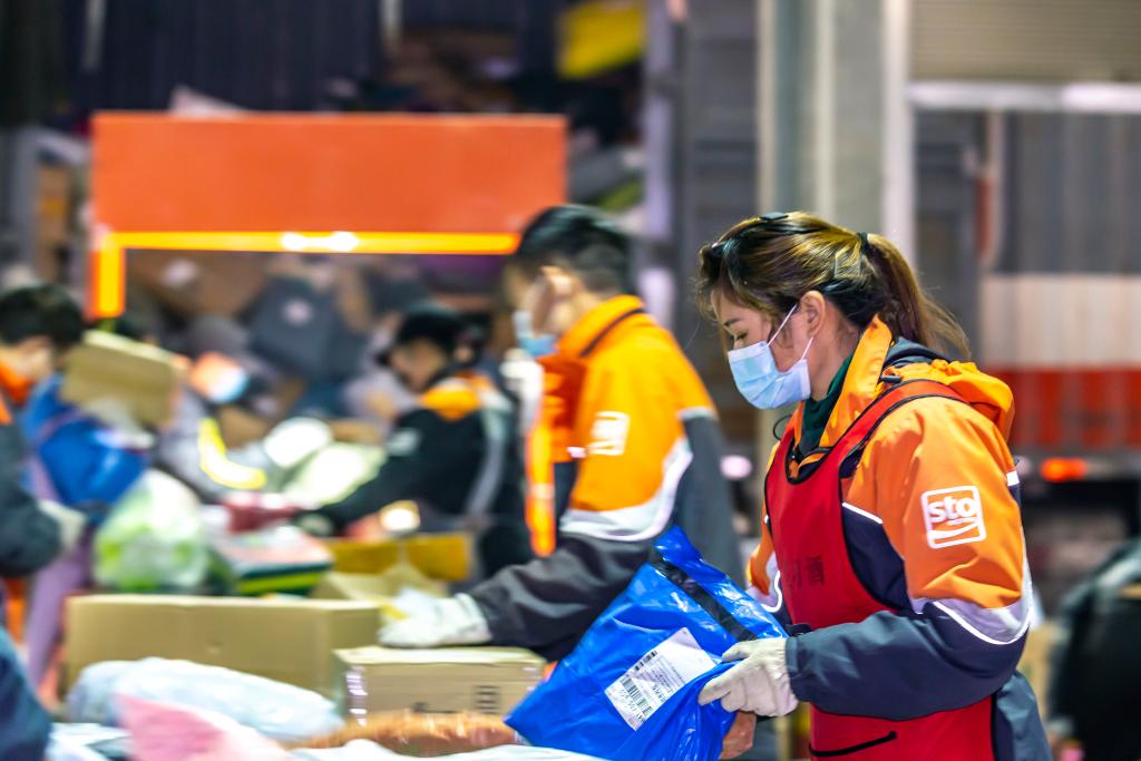 Consumidores chinos compran en grande durante Día de los Solteros