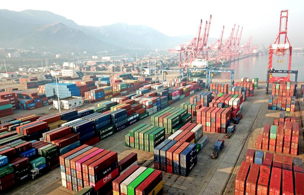 Comercio exterior de China aumenta 22 % en primeros 11 meses del año