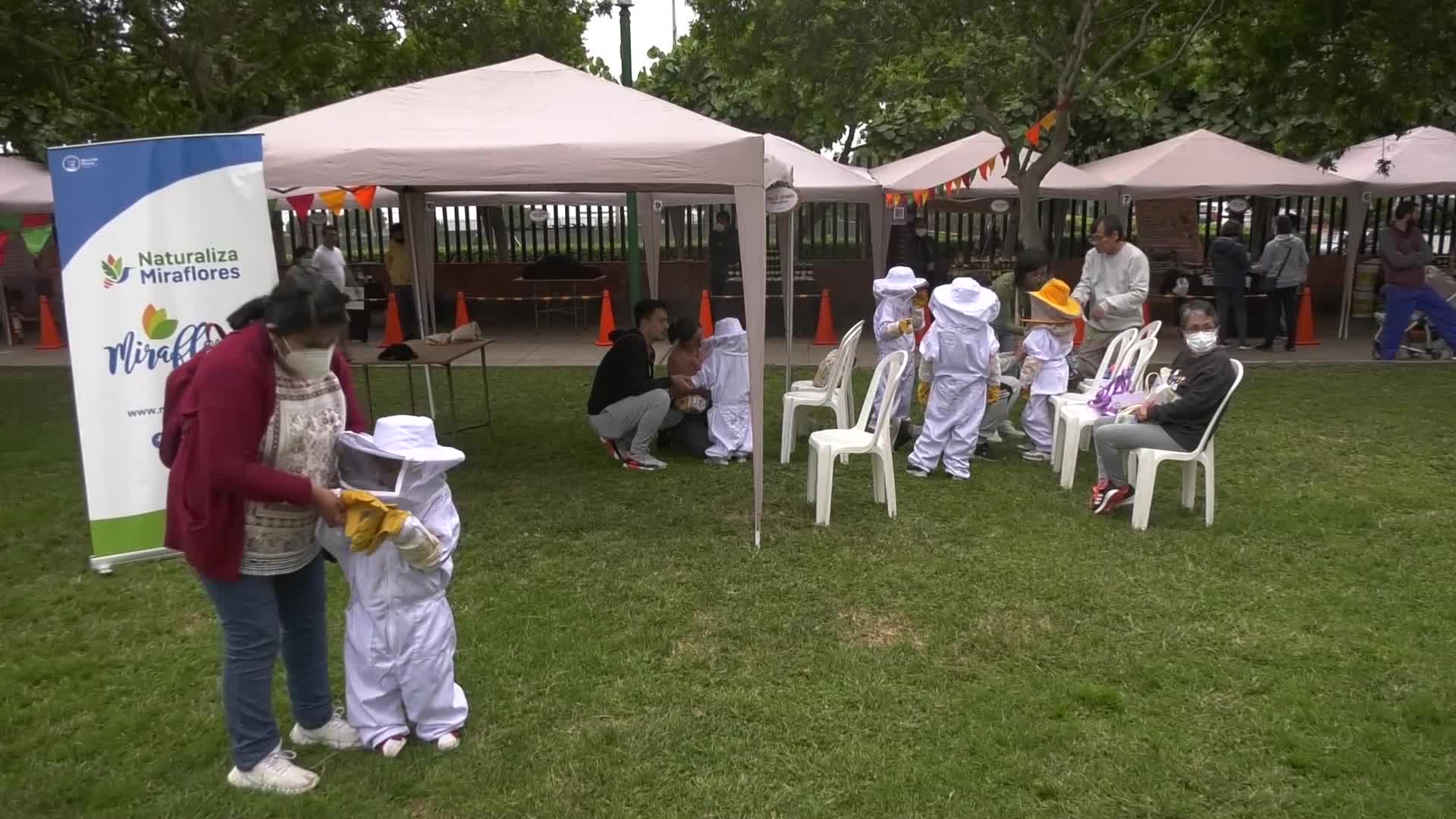 Niños peruanos participan en feria que promueve cuidado de las abejas
