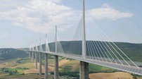 伸入“云端”的公路桥：法国米约大桥