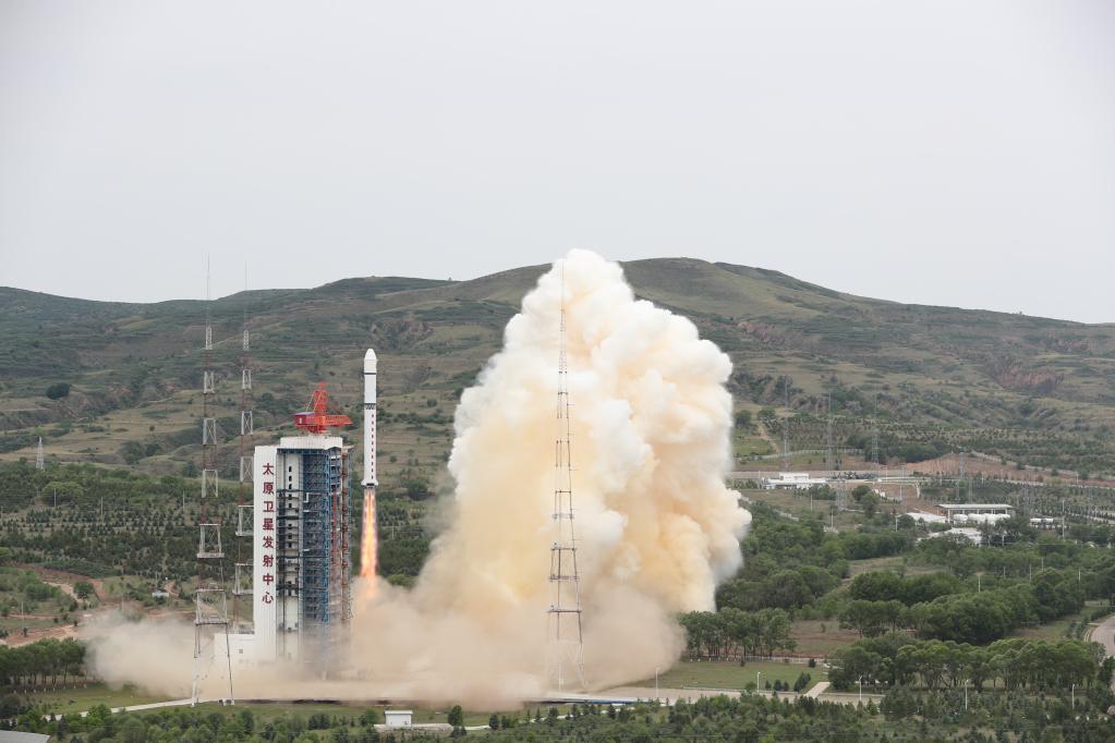 China lanza cuatro satélites en cohete Gran Marcha-2D