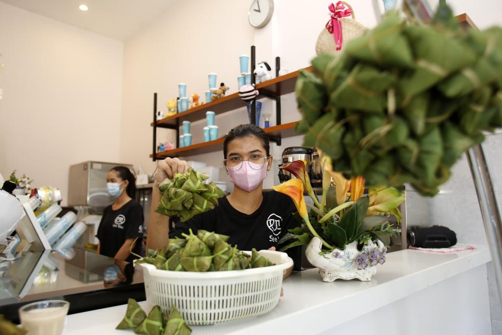 Distribución gratuita de Zongzi y alimentos en tienda de té de burbujas de propietario chino en Phnom Penh, Camboya