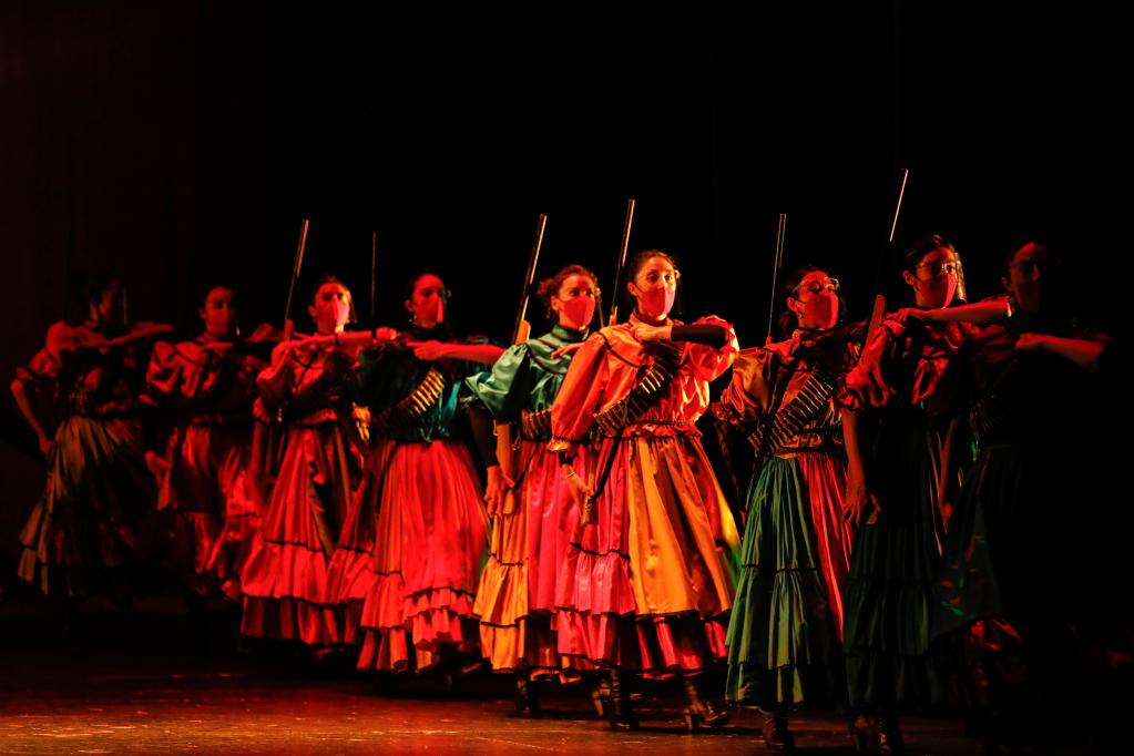 Integrantes del Ballet Folklórico de México de Amalia Hernández participan en ensayo en la Ciudad de México