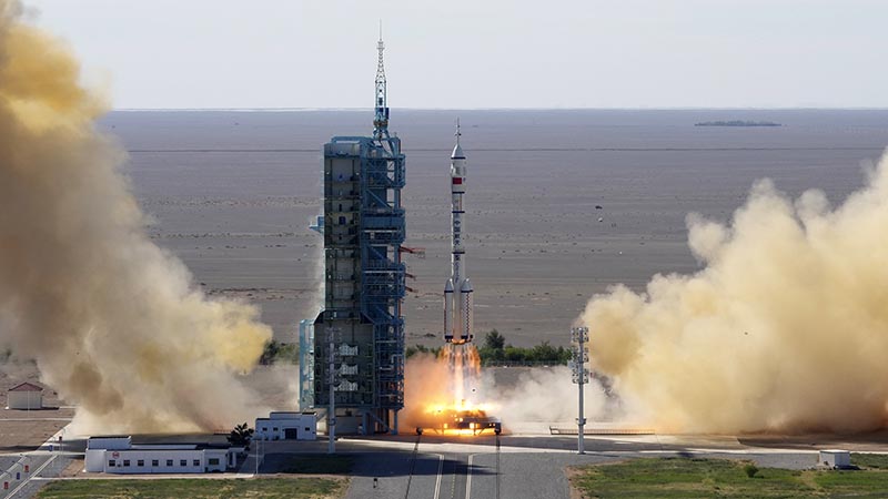 China lanza primera misión tripulada para construcción de estación espacial