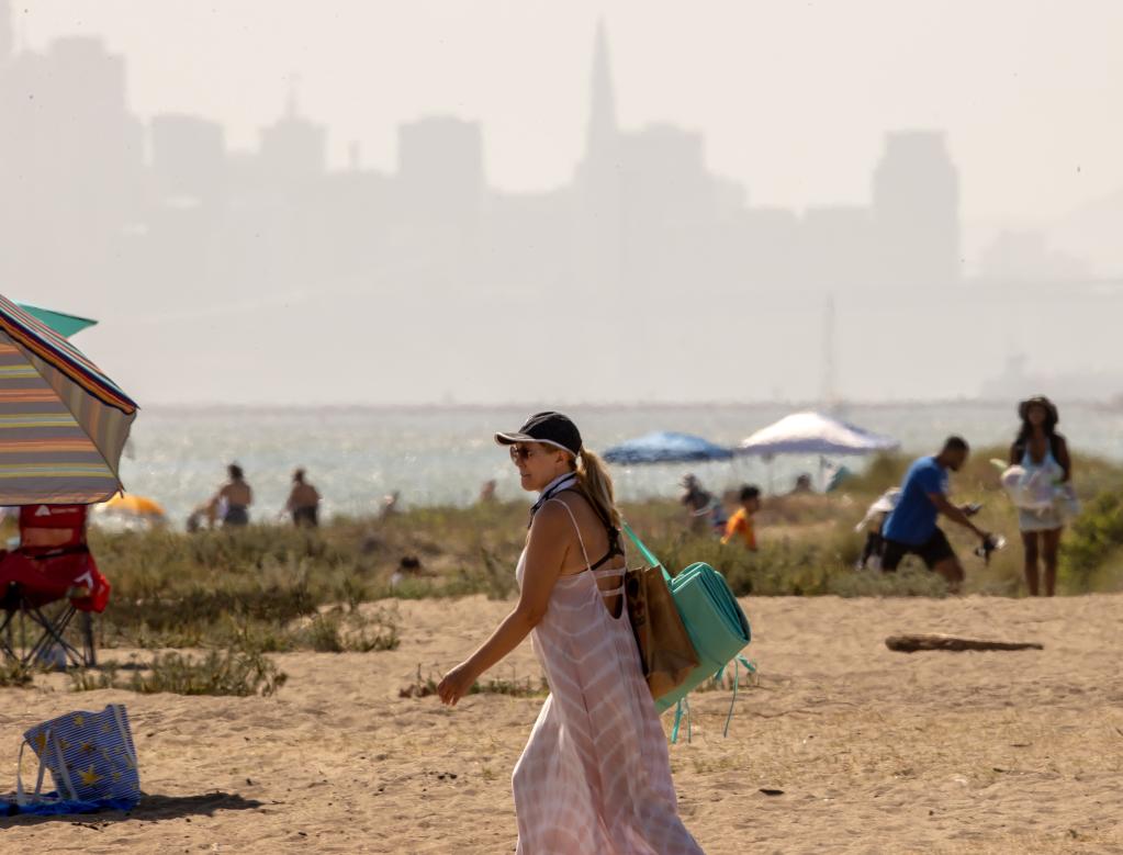 Personas refrescan en la playa en California, Estados Unidos