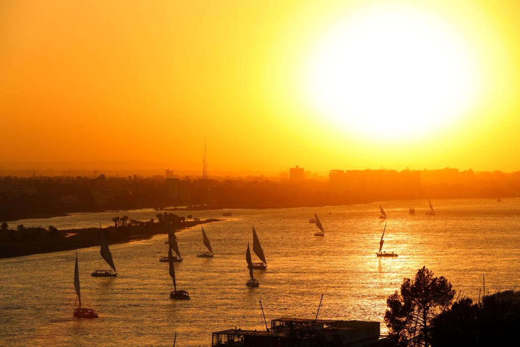 Veleros en el río Nilo al atardecer en El Cairo
