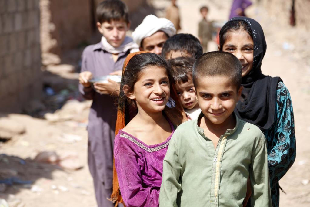 Niños refugiados afganos en un barrio pobre en Pakistán