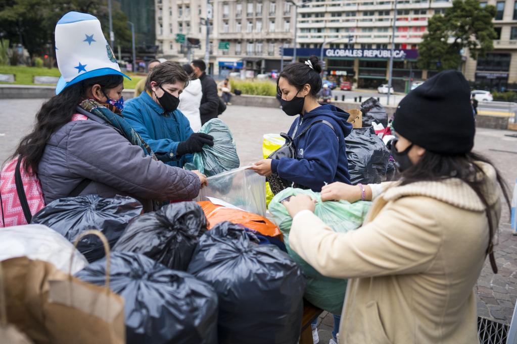 ESPECIAL: Campaña solidaria promueve donación de ropa de abrigo ante llegada del invierno en Argentina