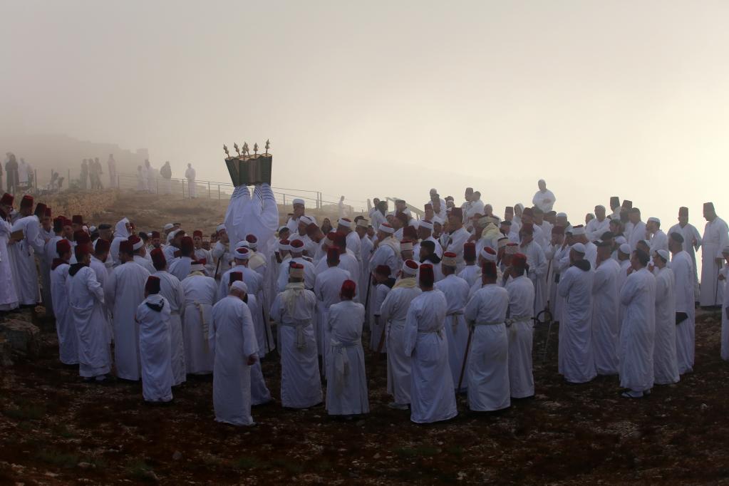 Ceremonia tradicional para celebrar el festival Shavuot en monte Gerizim