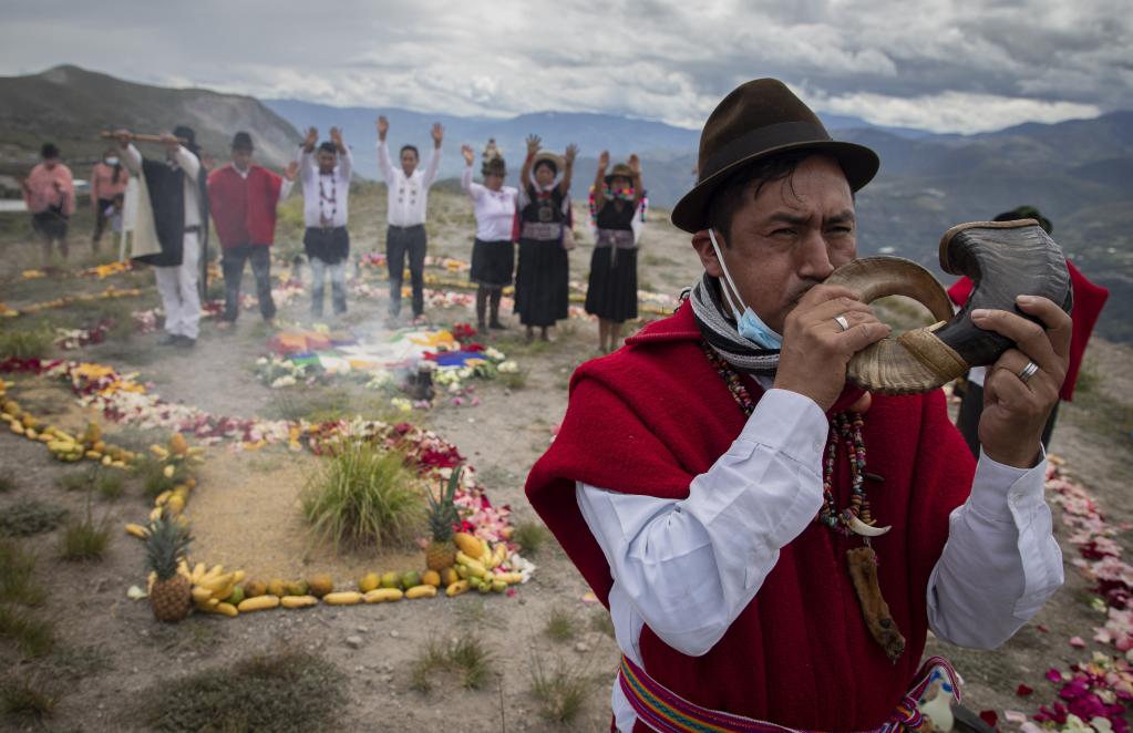 Indígenas participan en Inti Raymi en Quito, Ecuador