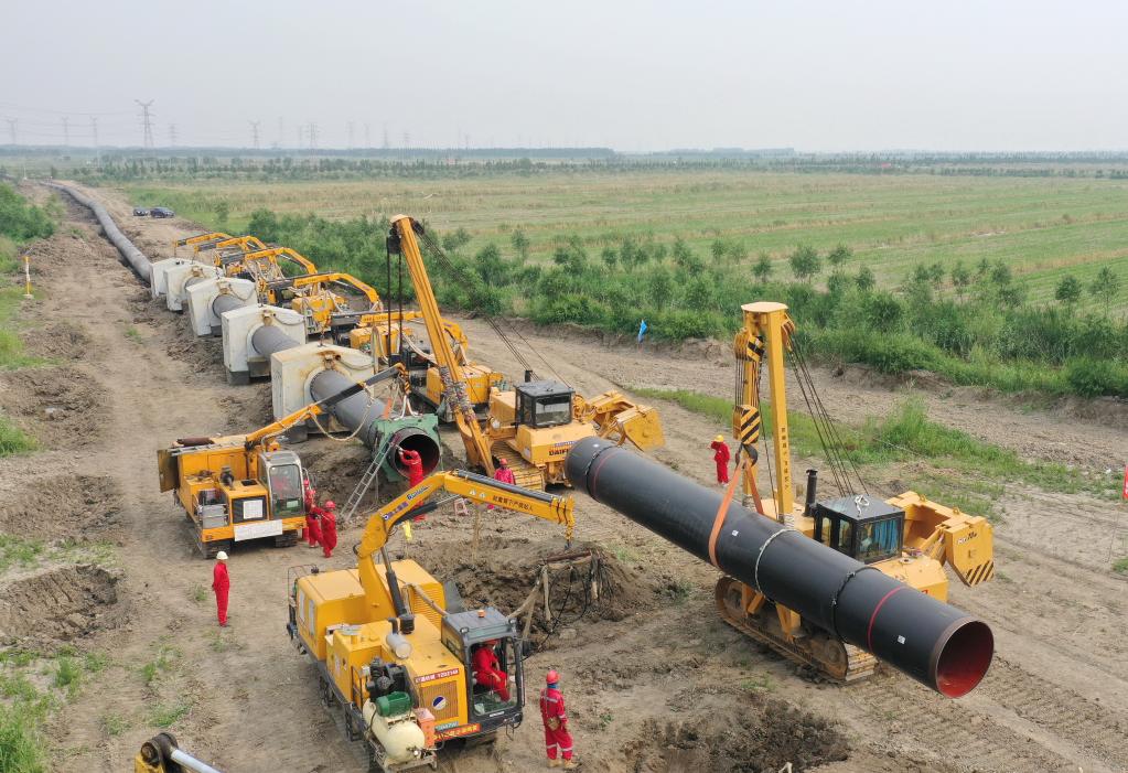 Trabajadores instalan secciones de tuberías de gas natural licuado en Hebei