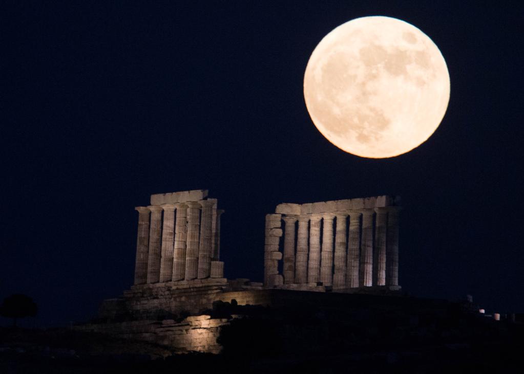 Grecia: Luna llena se eleva sobre el Templo de Poseidón