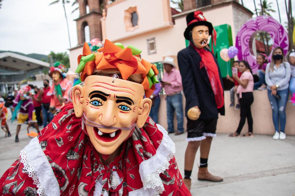 México: Personas disfrazadas participan en paseo para anunciar feria en honor a Santa Ana